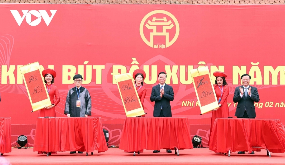 President attends New Year writing ritual at Nguyen Trai Memorial Temple